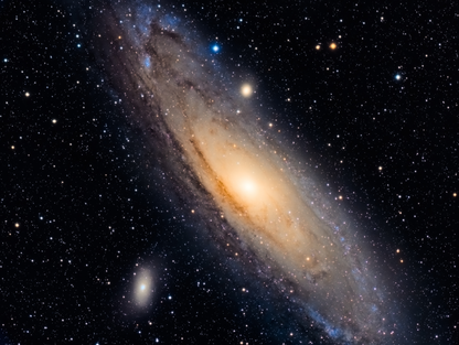 Spiralgalaxie mit hellem Zentrum und dichtem Sternenfeld im Weltraum