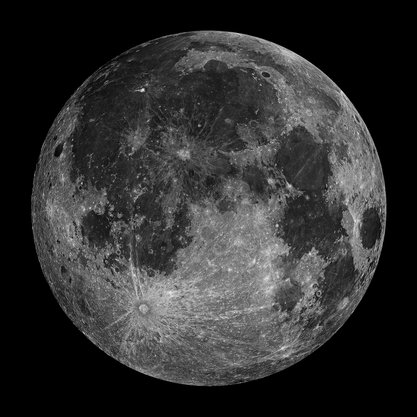 Detailreicher Vollmond in Schwarz, Grau und Silber vor tiefschwarzem Hintergrund.