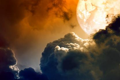 Goldener Planet hinter dunklen Wolken mit warmem Licht, tiefen Schatten und dramatischer Himmelsstimmung.