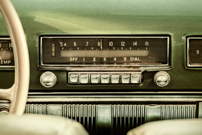 Detailansicht eines klassischen Autoradios in einem Vintage-Autointerieur