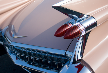 Detailansicht des Hecks eines klassischen amerikanischen Autos mit Chromflosse und rotem Rücklicht