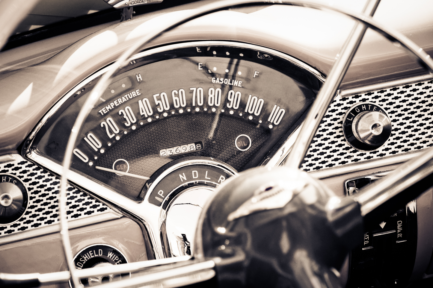 Detailansicht eines klassischen Tachometers und Lenkrads in einem Vintage-Autointerieur