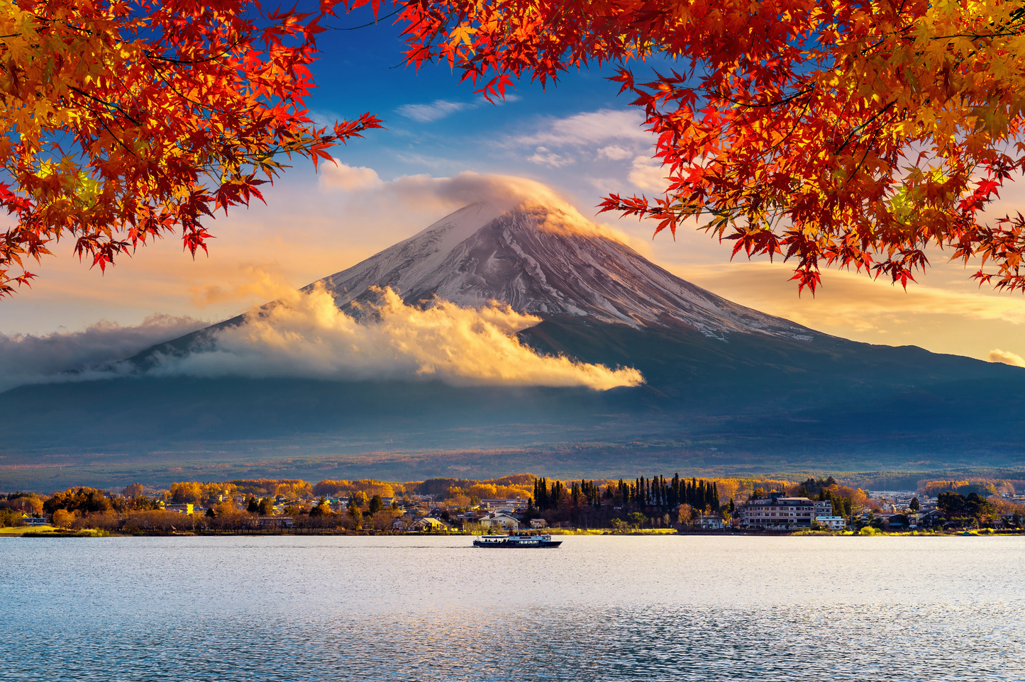 Berg Fuji bei Sonnenlicht mit Herbstblättern, Wolken und See im Vordergrund