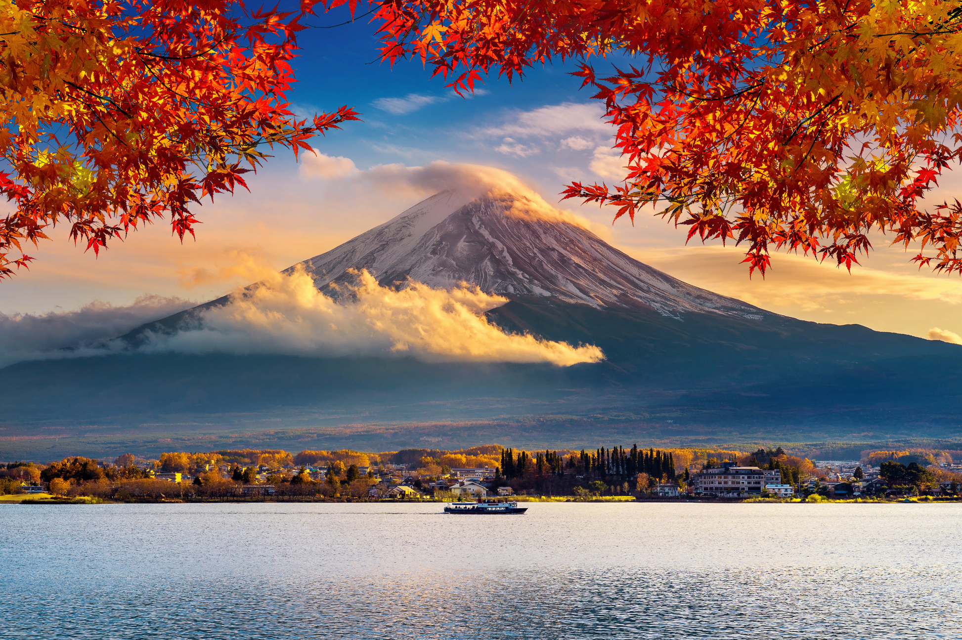 Berg Fuji bei Sonnenlicht mit Herbstblättern, Wolken und See im Vordergrund