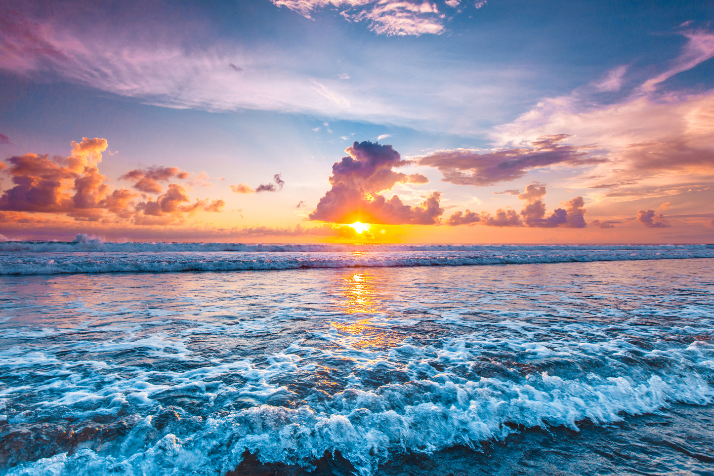 Sonnenuntergang über dem Meer mit leuchtendem Horizont, dramatischen Wolken und schäumenden Wellen als hochwertiges Küsten-Wandbild.