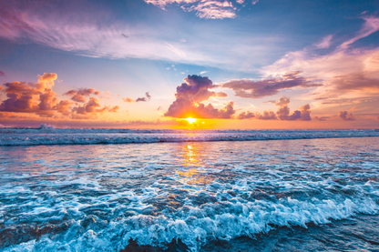 Sonnenuntergang über dem Meer mit leuchtendem Horizont, dramatischen Wolken und schäumenden Wellen als hochwertiges Küsten-Wandbild.